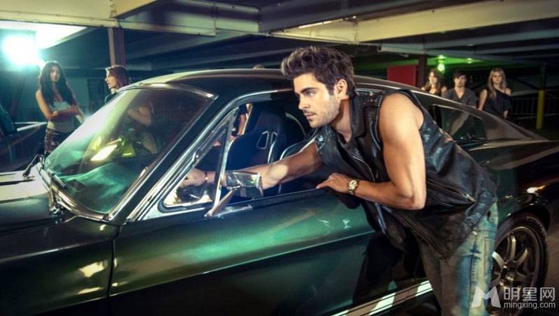 著名美国男演员扎克·埃夫隆尽显男人风范