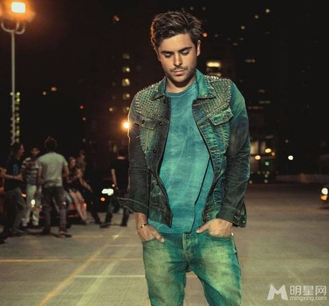 著名美国男演员扎克·埃夫隆尽显男人风范