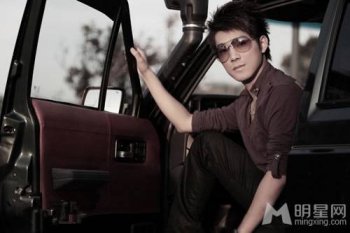 中国好声音歌浴森早期稚嫩写真照