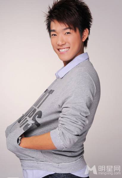 中国好声音歌浴森早期稚嫩写真照