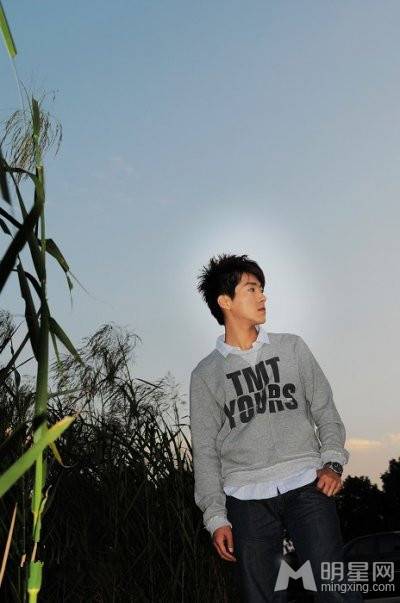 中国好声音歌浴森早期稚嫩写真照