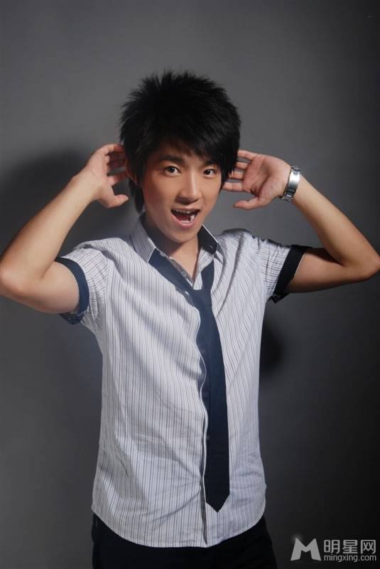 歌浴森尽显阳光大男孩图片