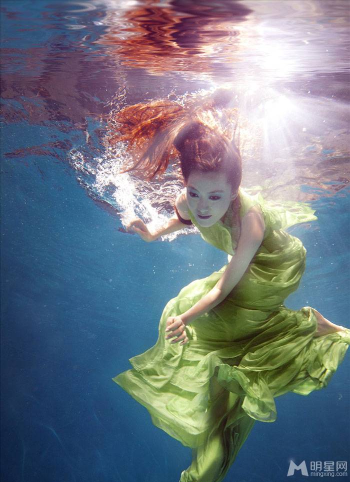 中国民谣女歌手常思思优雅干练写真照