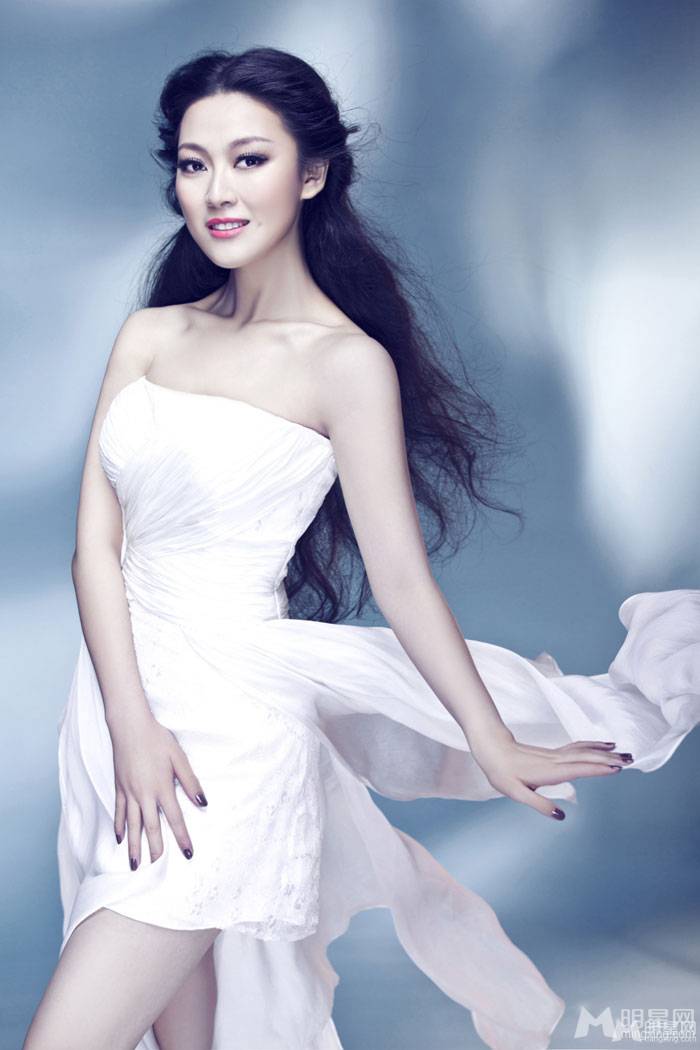 中国民谣女歌手常思思优雅干练写真照