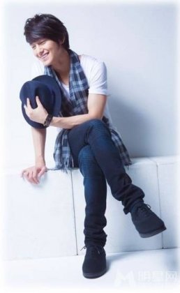 韩国帅气男演员金范彰显阳光暖男形象