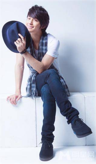 韩国帅气男演员金范彰显阳光暖男形象