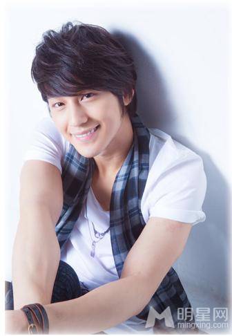 韩国帅气男演员金范彰显阳光暖男形象