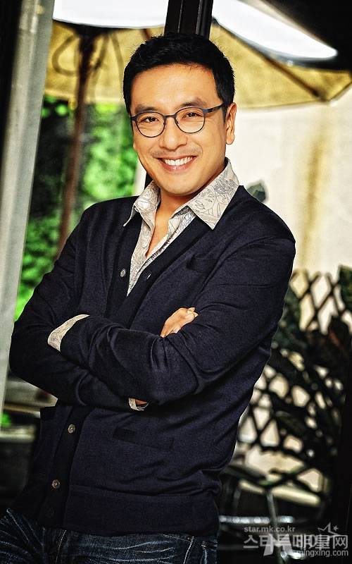韩国大叔明星金承佑展现成熟男人魅力