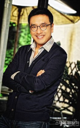 韩国大叔明星金承佑展现成熟男人魅力