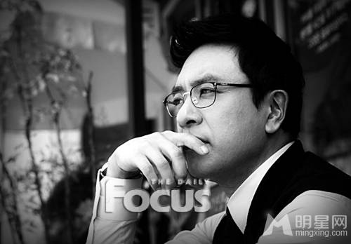 韩国大叔明星金承佑展现成熟男人魅力