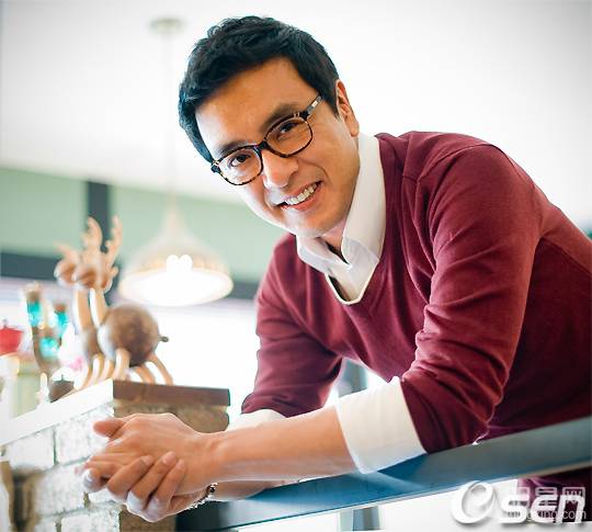 韩国大叔明星金承佑展现成熟男人魅力