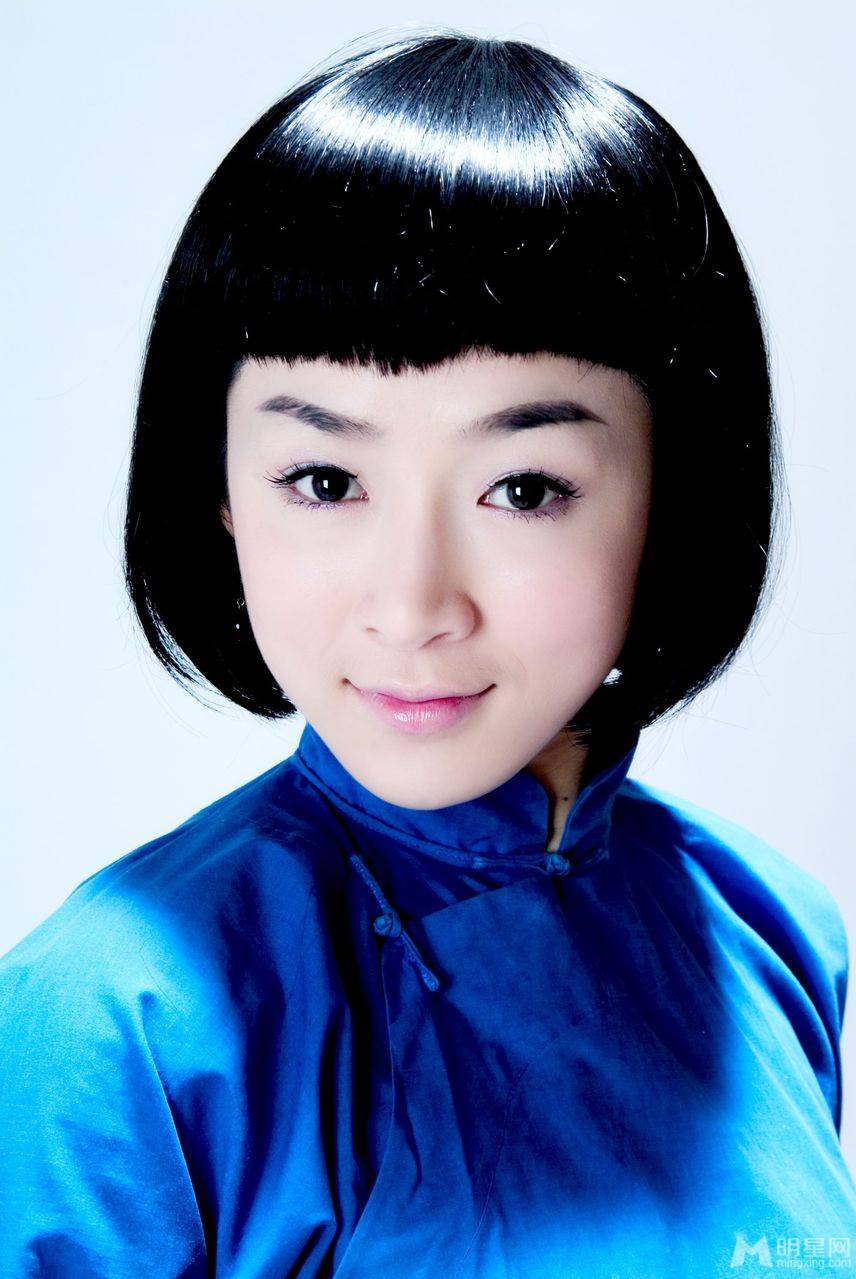 何彦霓民国时期学生装搭配清纯可人