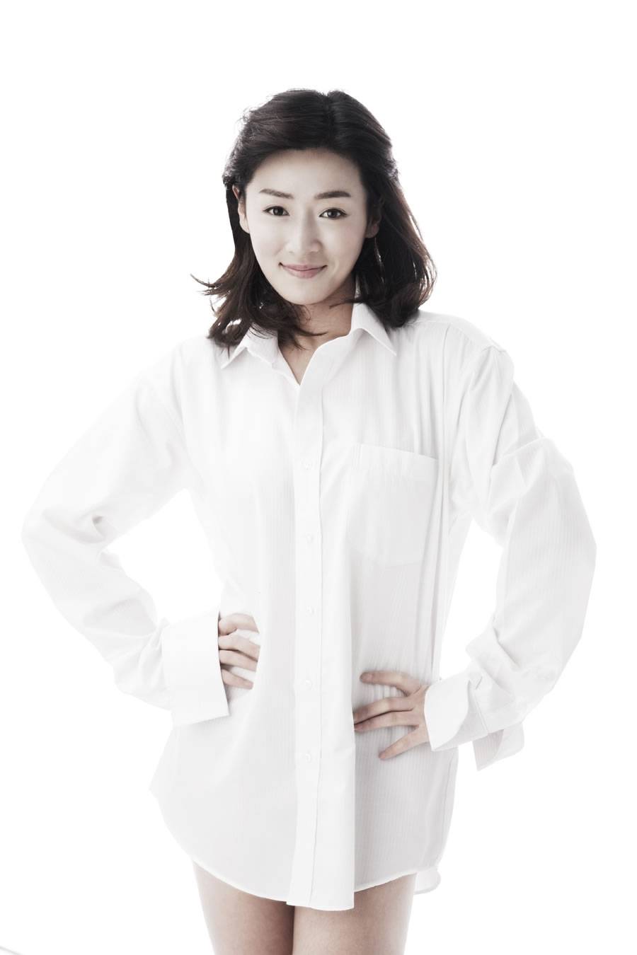 何彦霓性感白衬衫诱惑美胸长腿