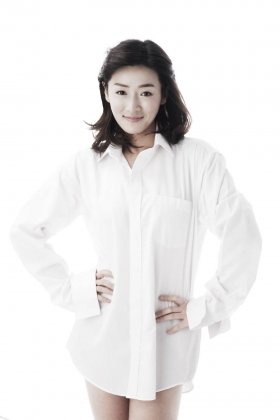 何彦霓性感白衬衫诱惑美胸长腿