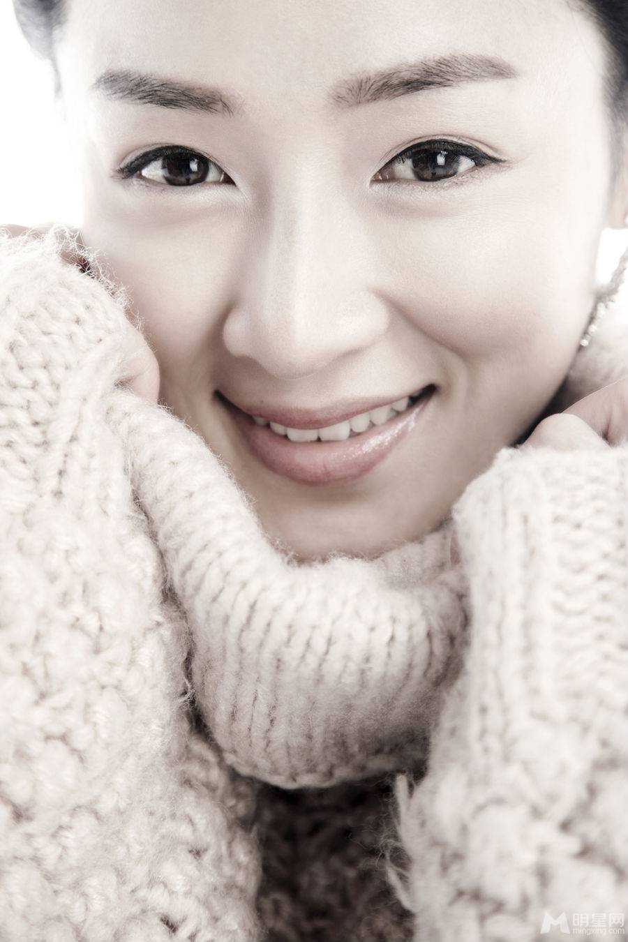 何彦霓性感白衬衫诱惑美胸长腿