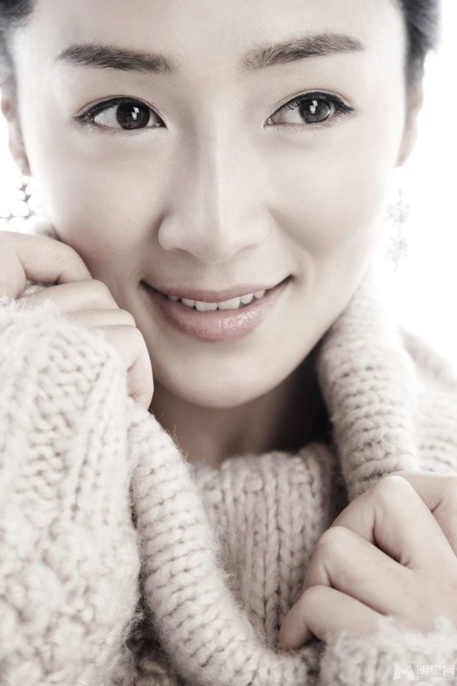 何彦霓性感白衬衫诱惑美胸长腿