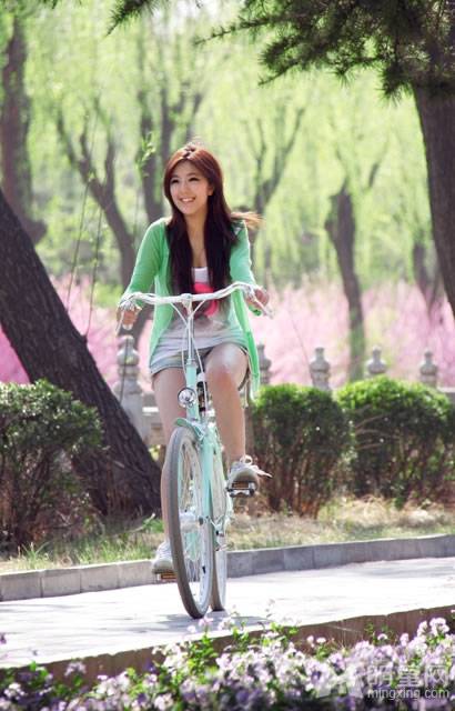 赵奕欢骑单车尽显清纯唯美图片