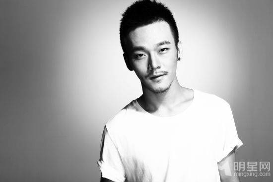 张欣浩尽显时尚潮男图片