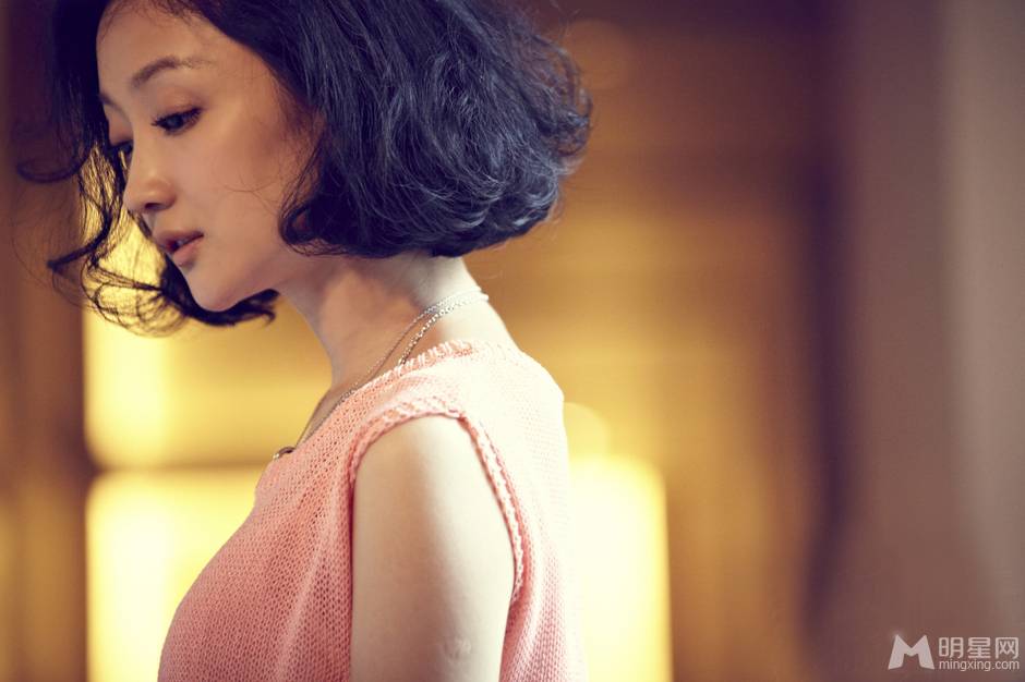 中国女演员张瑶尽显优雅女人姿态