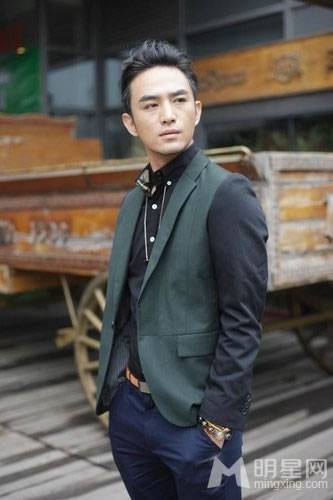 内地帅气男演员张晓晨时尚街拍照