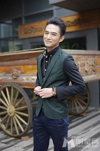 内地帅气男演员张晓晨时尚街拍照