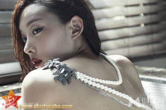 韩国美女演员河珠熙挑战大尺度性感写真