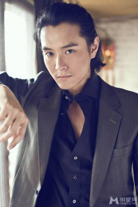 影视演员王雨彰显气质熟男图片