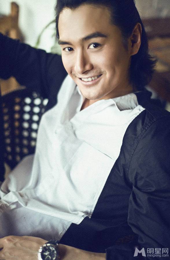 影视演员王雨彰显气质熟男图片