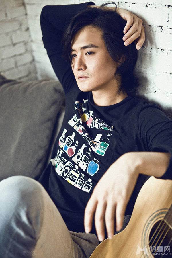 影视演员王雨彰显气质熟男图片