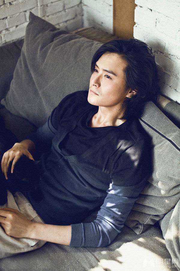 影视演员王雨彰显气质熟男图片