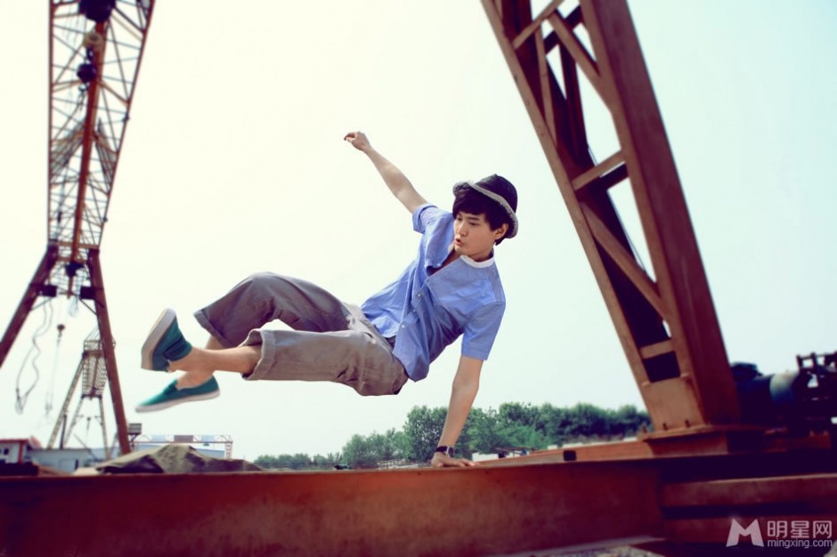 内地新晋男演员王雨运动写真大片