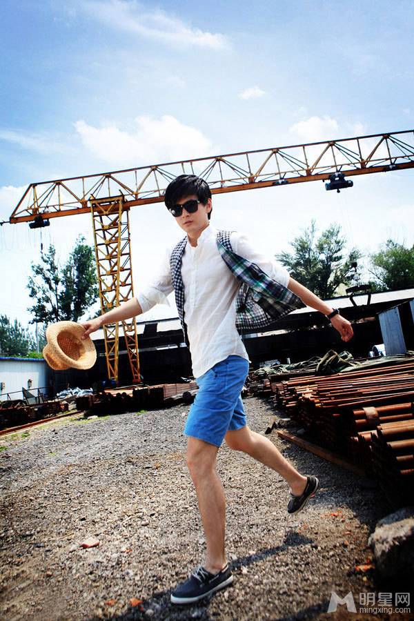 内地新晋男演员王雨运动写真大片