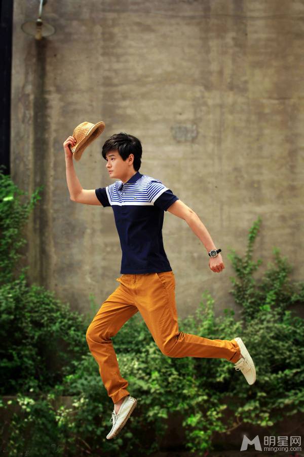 内地新晋男演员王雨运动写真大片