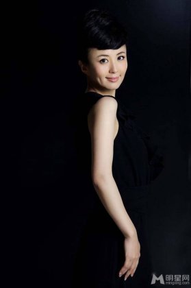 演员杨童舒图片 散发淑女气质