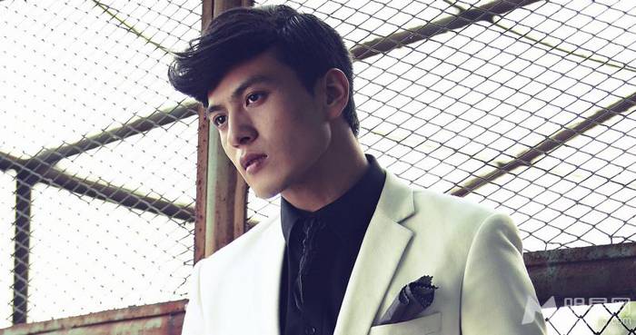 马文龙黑白西服尽显时尚潮男图片