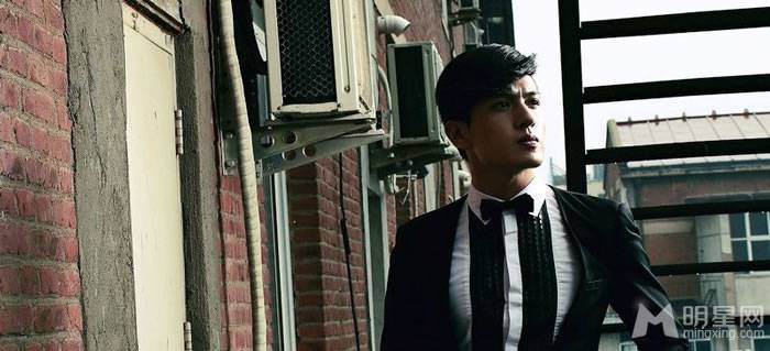 马文龙黑白西服尽显时尚潮男图片