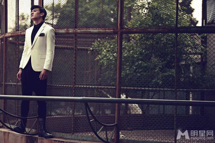 马文龙黑白西服尽显时尚潮男图片