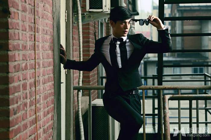 马文龙黑白西服尽显时尚潮男图片