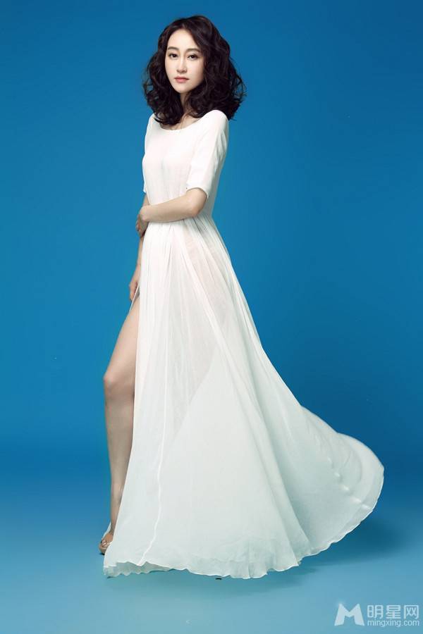 王冰洋化身梦幻白裙美妞图片