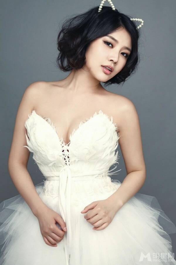 徐冬冬白色纱裙搭配 气质非凡