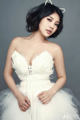 徐冬冬白色纱裙搭配 气质非凡