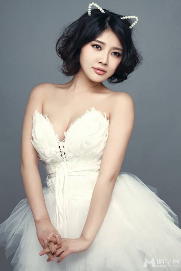 徐冬冬白色纱裙搭配 气质非凡