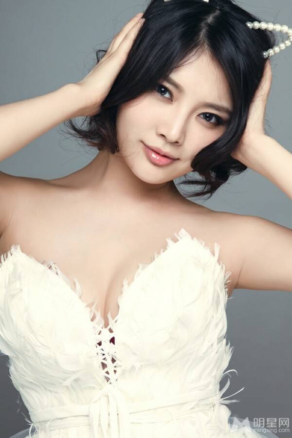 徐冬冬白色纱裙搭配 气质非凡