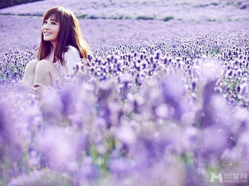 电影演员姚笛现身薰衣草园图片