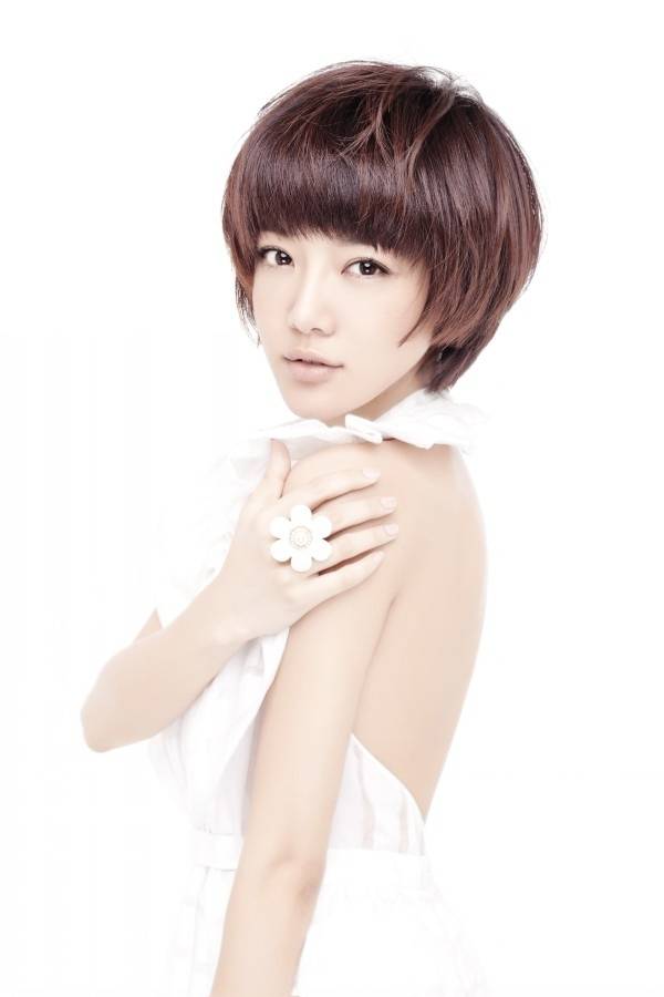 内地女演员邓家佳秀香肩美背高清写真