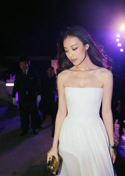 倪妮身穿性感透视装 优雅出席iwc手表红毯秀