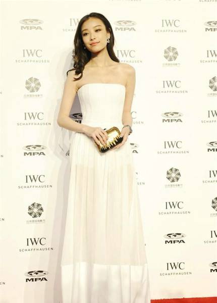 倪妮身穿性感透视装 优雅出席iwc手表红毯秀