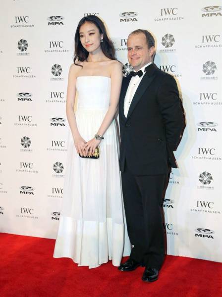 倪妮身穿性感透视装 优雅出席iwc手表红毯秀