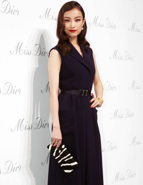 倪妮出席迪奥香水活动 欧美复古风妩媚性感