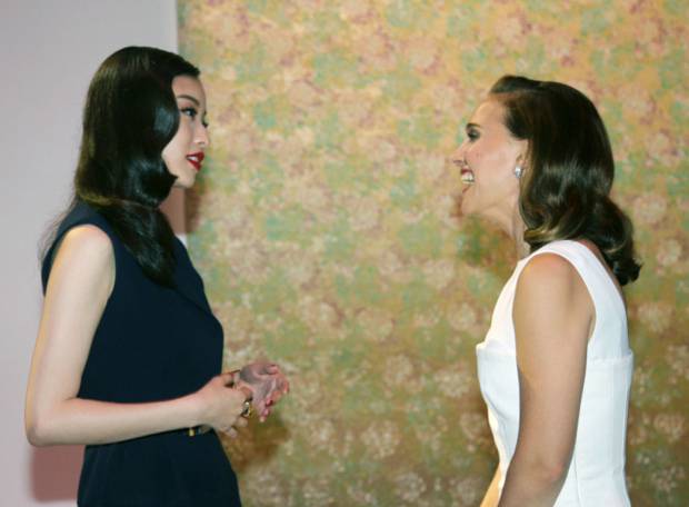 倪妮出席迪奥香水活动 欧美复古风妩媚性感